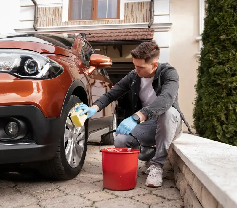 Lavage auto à domicile Plouédern : professionnel intervenant sur un véhicule